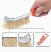 щетка металлическая латунированная ручная 250 мм, пластиковая рукоятка, красная, мягкая оптом